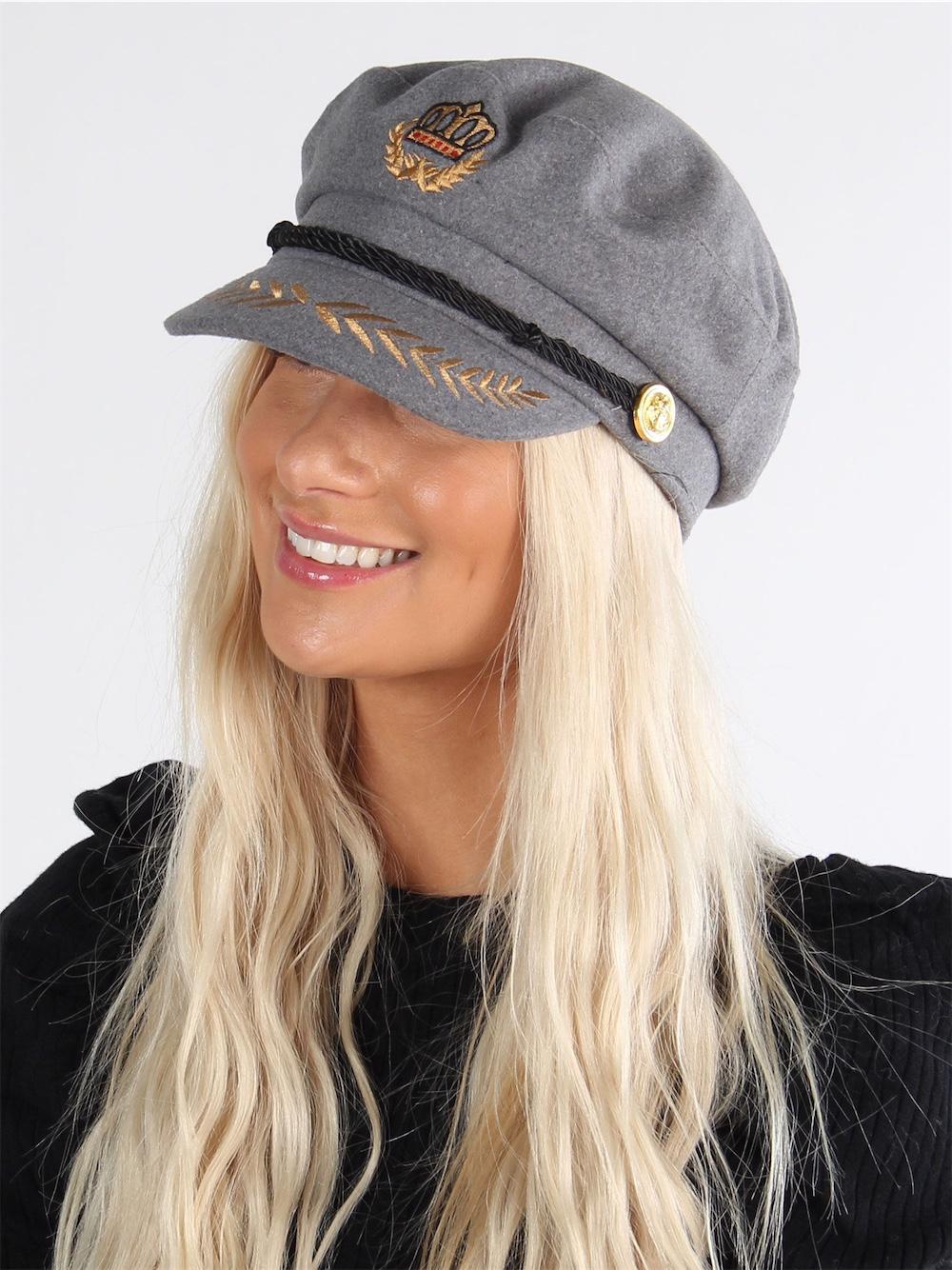 Fabia - Sort kasket med fede gulddetaljer og knapper